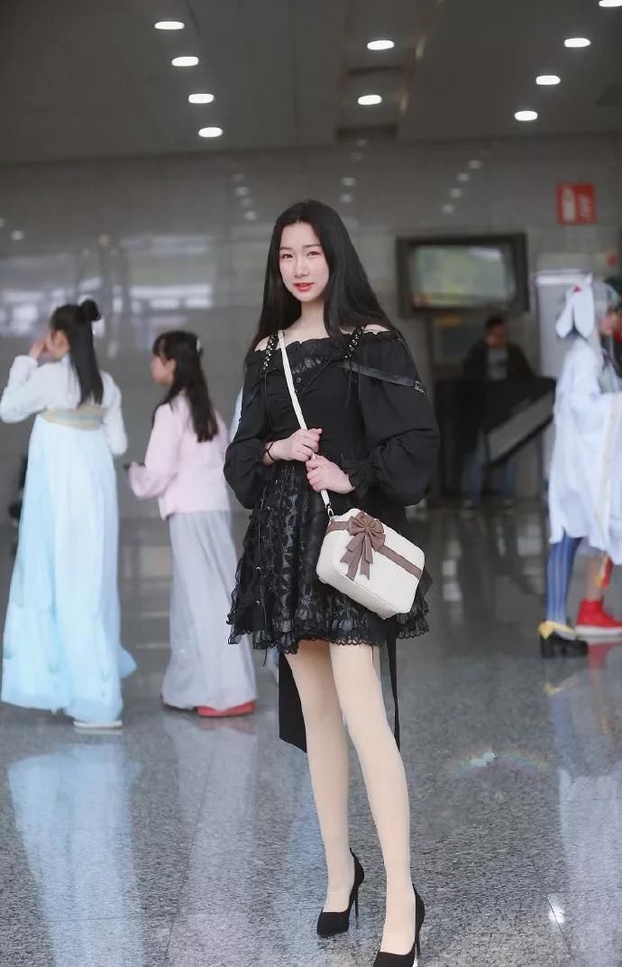 穿搭 美女脚上穿搭上一双尖头的高跟鞋,让她在走路的时候更加的有气势