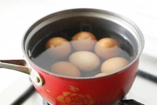 更好|煮鸡蛋,最忌直接用清水煮多加2种调料,又香又嫩,蛋壳更好剥