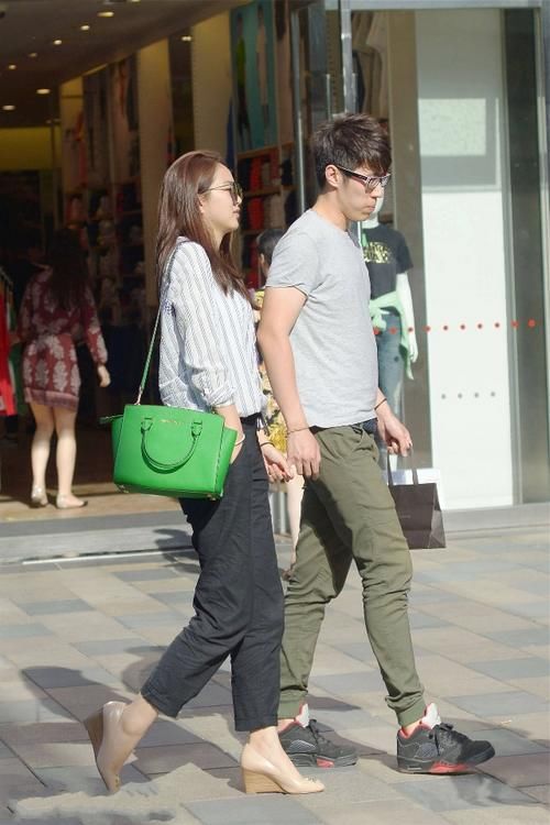 路人街拍，美女穿黑白色竖条格的小衫，轻松穿出魅力的女人味