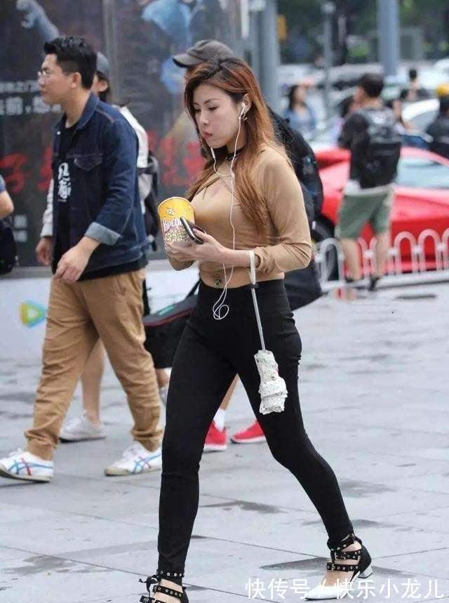 高跟鞋 甜美时尚的瑜伽裤穿搭让人眼前一亮，唯美清新感十足，活力四射