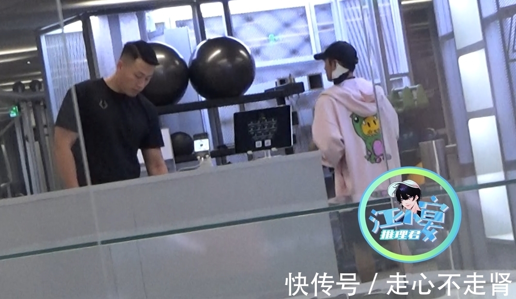 李汶翰健身房釋放“荷爾蒙” 路旁“吸狗”畫面超有愛