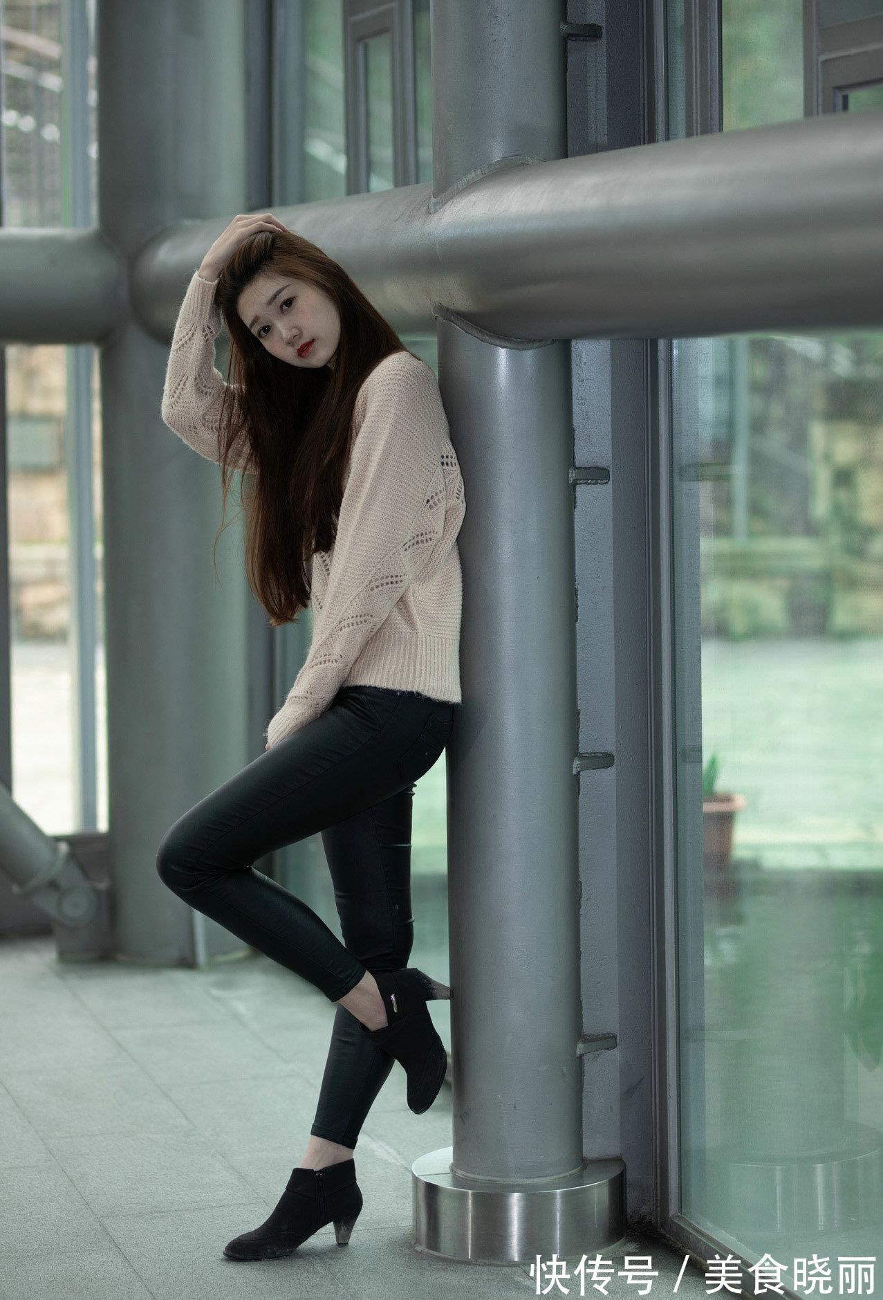 时尚|蓝色牛仔短裤,配麻灰色开叉小衫,让穿搭时髦又显个性