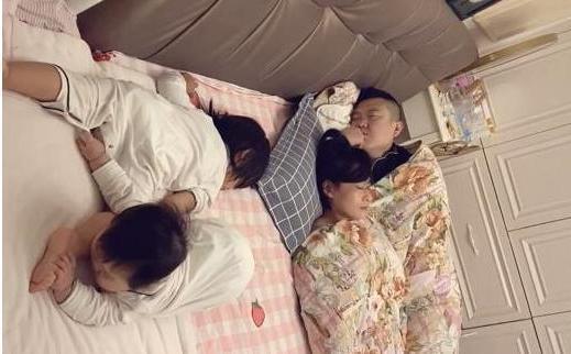 被子|“佛系父母”睡姿火了,夫妻相拥孩子却撇一边,网友:父母是真爱