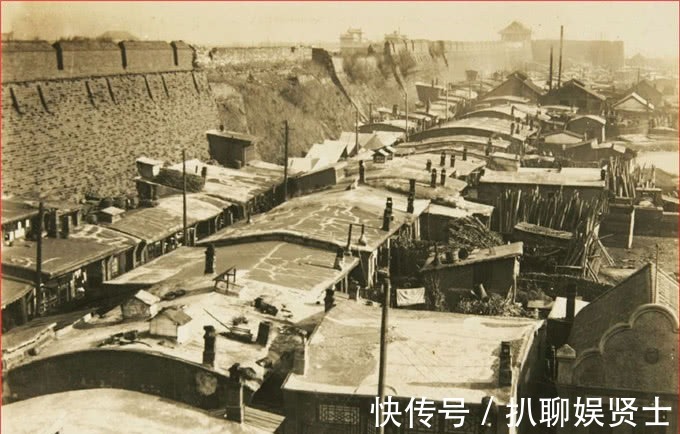 站岗|伪满时期的奉天，盛京老街还有牌楼，市政公署门口有俩伪军站岗