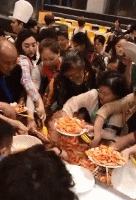 |搞笑GIF： 大姐你听解释 我真的不是故意撞上去的