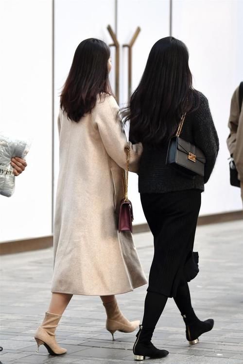 小姐姐搭配浅灰色的大衣,黑色修身裤子,非常漂亮!