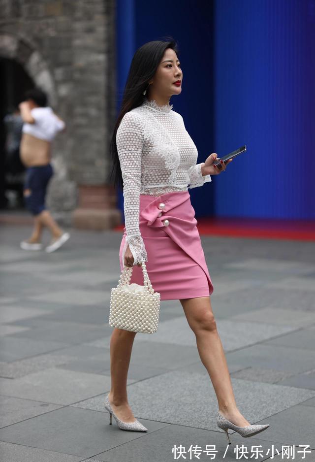 穿搭 时尚的穿搭,白色蕾丝长袖衫配玫红色短裙,优雅大方又可爱