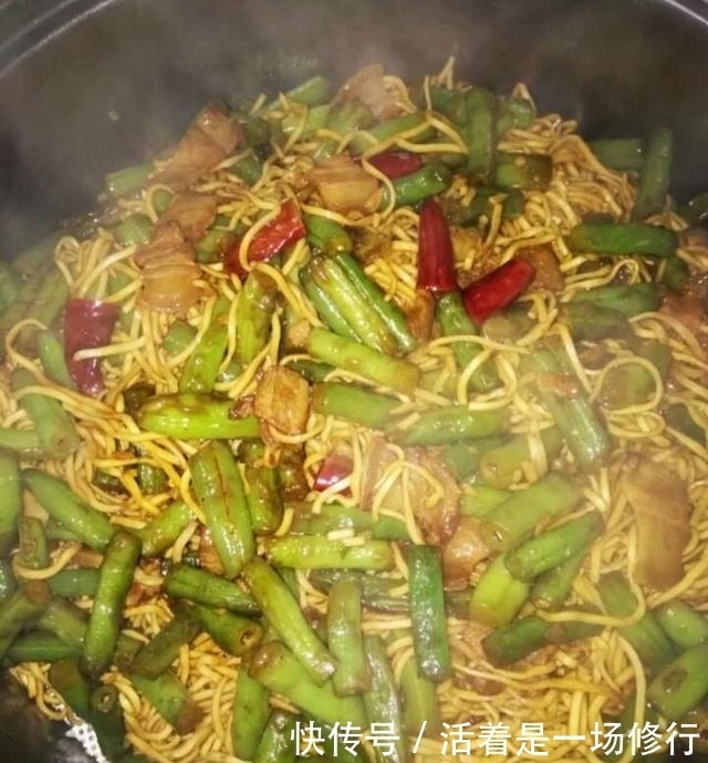 面食|老妈的焖面做成这样,香的流口水,一人一碗不够吃