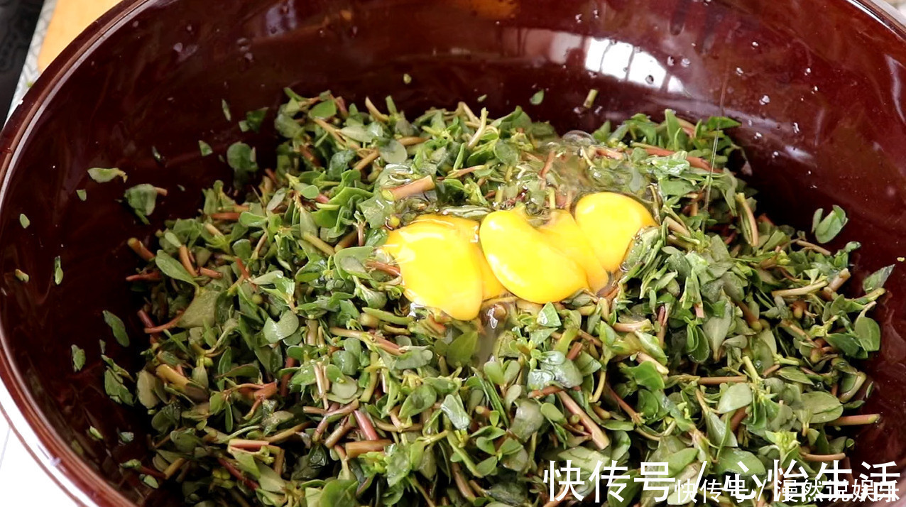 搅拌均匀|马齿苋最好吃的做法，家里每次做一大盆不够吃，吃着真香
