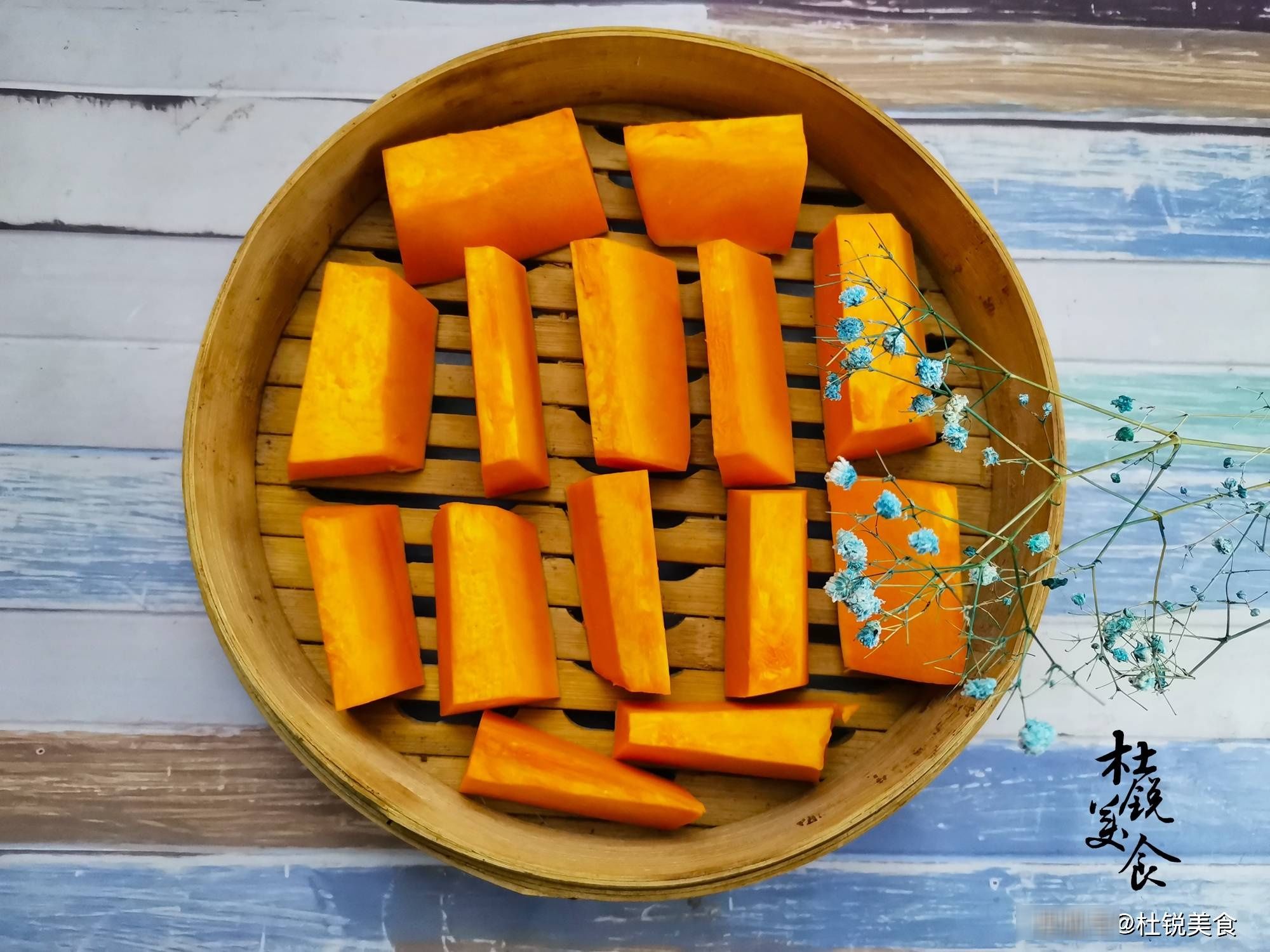 做吐司,冬季别再用水和面,加入南瓜,吐司金黄拉丝,家人喜欢