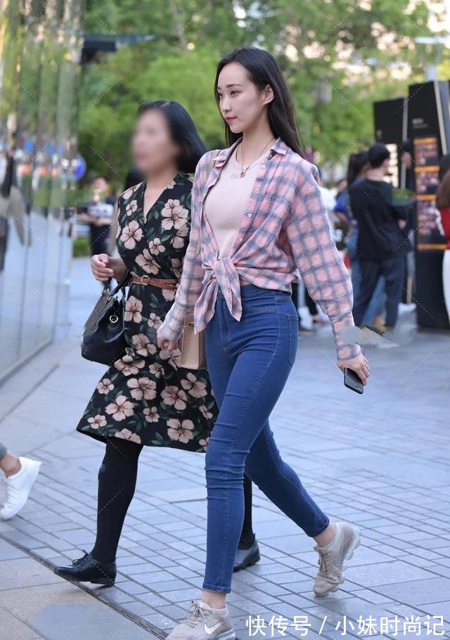 复古风|格子衬衣、牛仔裤,这样的穿搭虽然很复古,但是也很亮眼