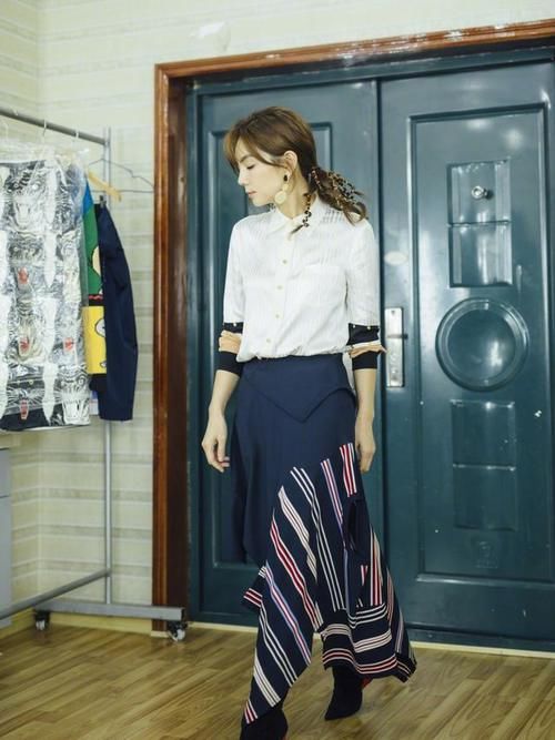 衬衫下面别配裤子！今春流行“衬衫+裙子”，可A可甜，谁穿谁好看