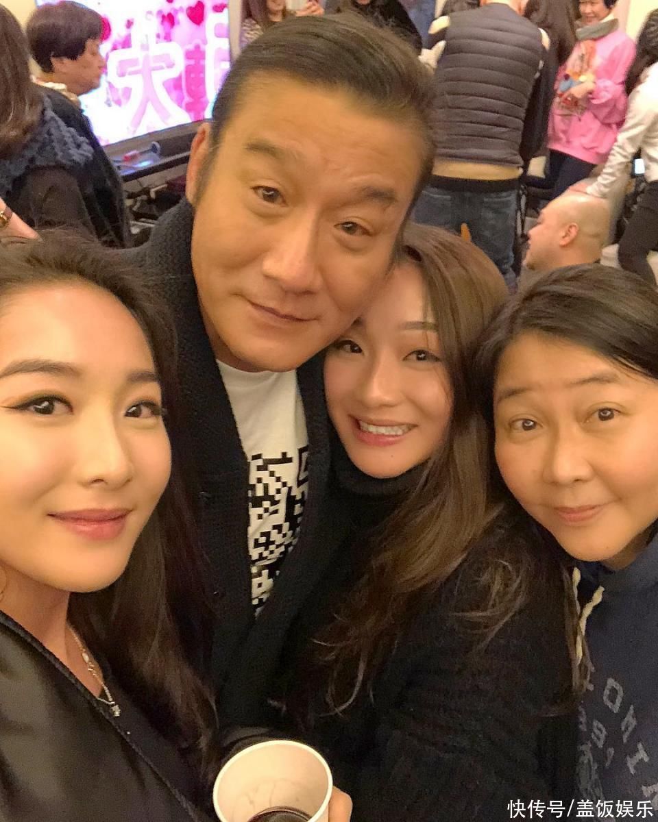 65岁梁家辉现身内地农村！卖力赛龙舟被搀扶，张嘴大口喘气显疲态 - 360娱乐，你开心就好