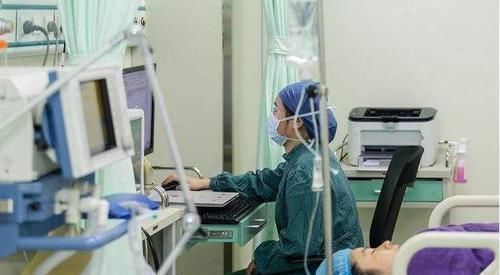 产科医生|医生让产妇准备“刀纸”，产妇嫌糙偷换“卫生纸”，遭医生斥责