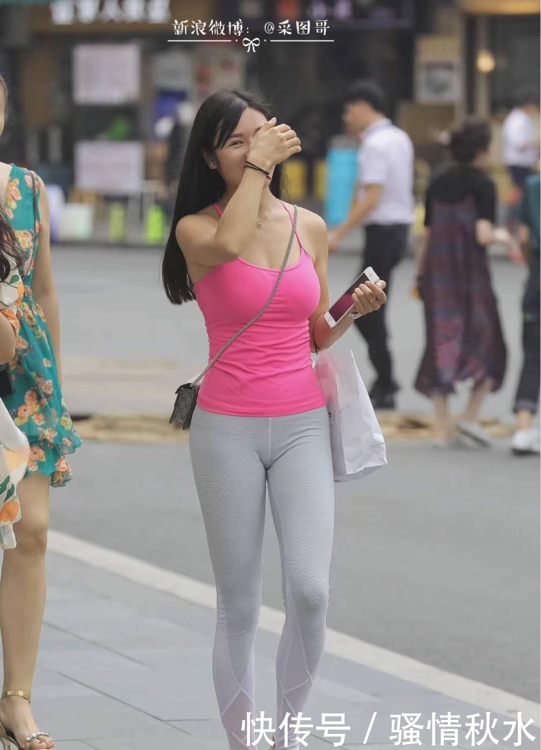 紧身裤|路人街拍,吊带配紧身裤穿在小妹身上,时尚气质