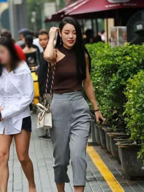 美女|街拍美女辣妈风韵成熟有女人味,曲线身姿妖娆盛世美颜