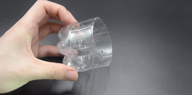 塑料瓶上穿一根绳子,放在卫生间一年省下不少钱