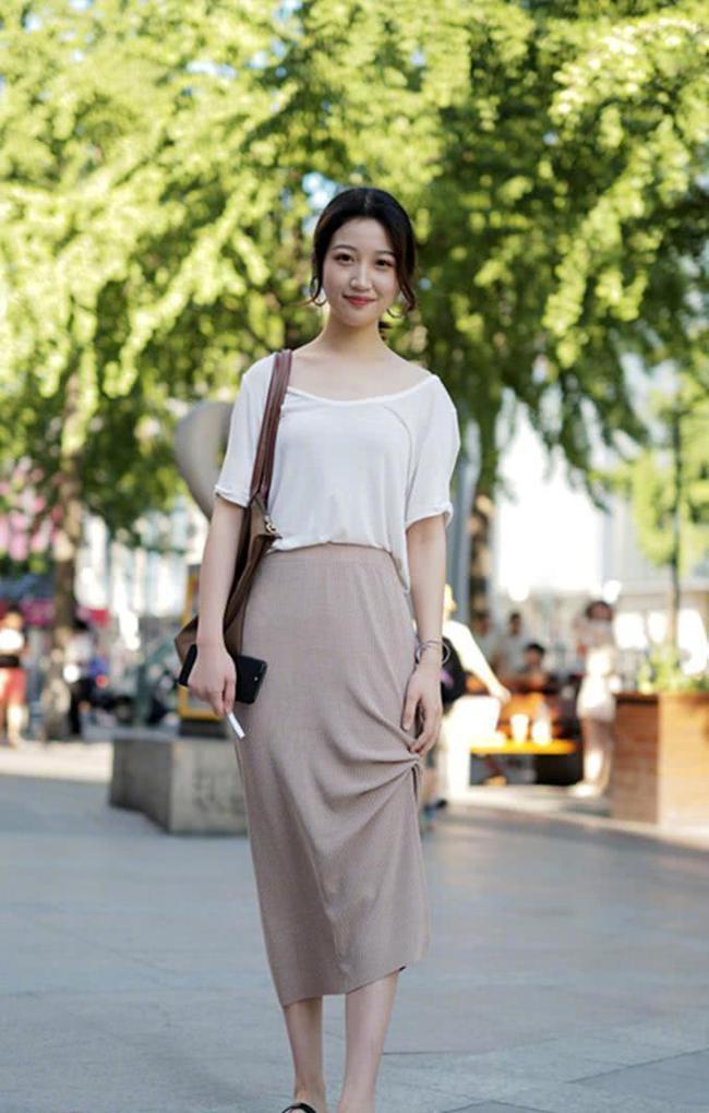 小姐姐|紧身牛仔裤小姐姐,时尚的穿搭,才能穿出小姐姐的性感身材