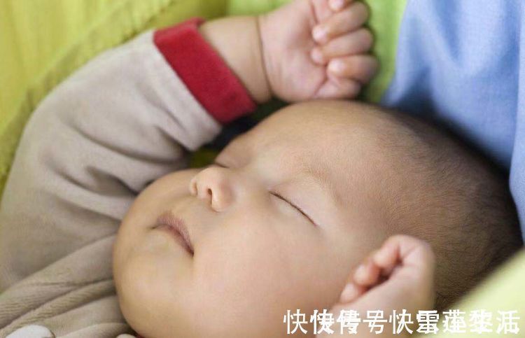被子|宝宝睡觉喜欢高举双手?妈妈莫放回被子里,原因知道吗?