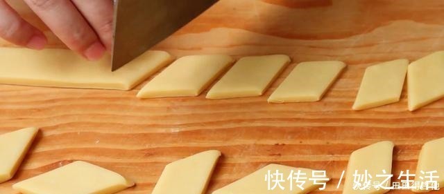 奶粉|1碗面粉三个鸡蛋，教你做好吃的零食，香甜好吃又柔软，太解馋了！