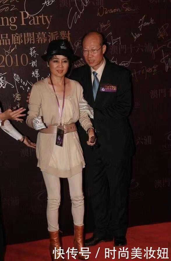 赌王“四太”真没豪门架子,穿杏色针织衫配小脚裤,仍穿出贵妇范