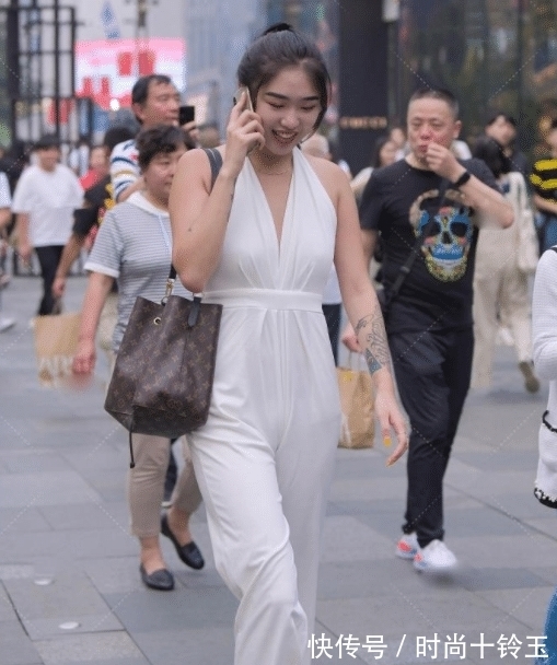 减龄 一身白色的穿搭,清新减龄,尽显洁白无瑕的气息