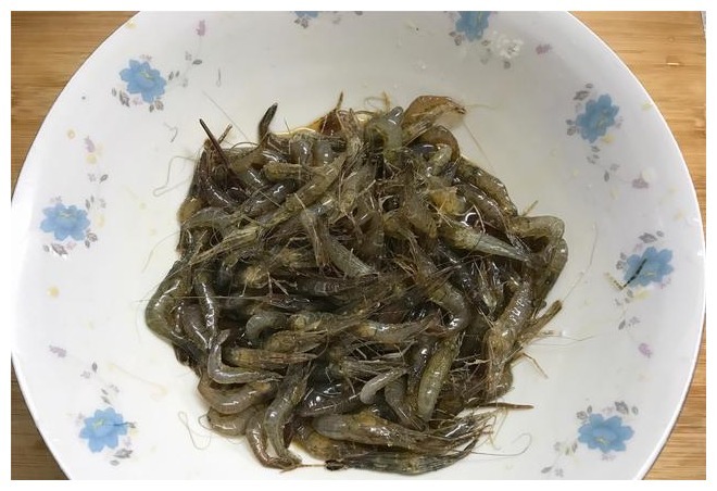 小河虾最具特色的做法，炝一炝就好，端上桌，10分钟光盘