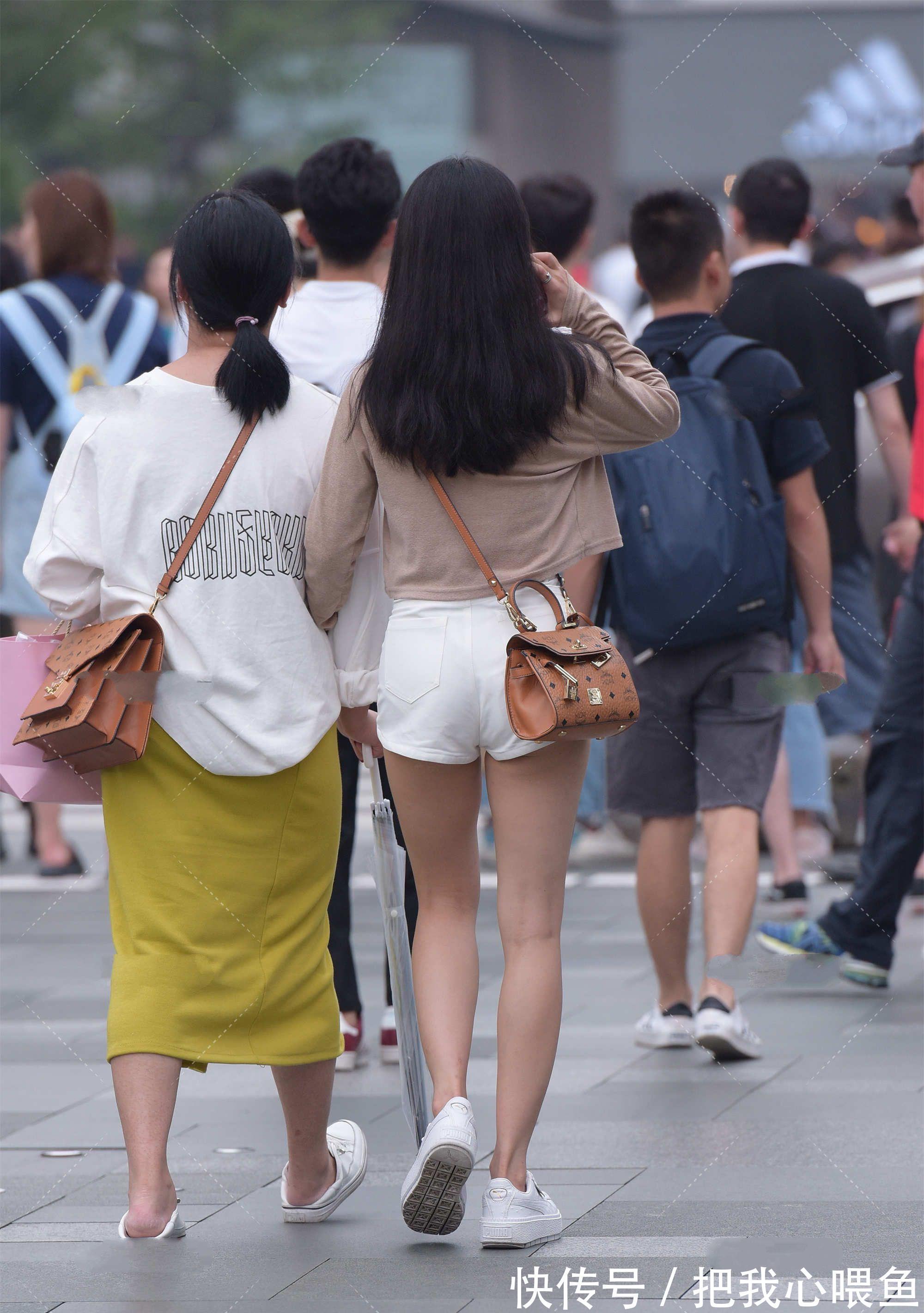 时尚感|网纱吊带尽显女人味，搭配卡其针织开衫，温婉大气，尽显高级感