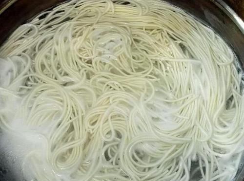 煮饺子|面条怎么煮好吃?开水下锅就做错了,这5个煮面小技巧要牢记