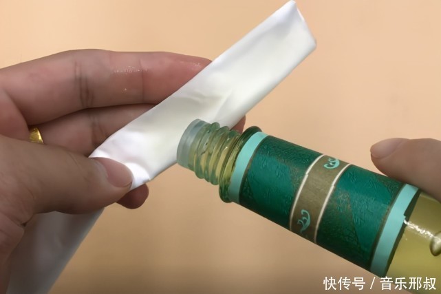 把花露水滴在纸巾上,家家户户都能用上,涨知识了