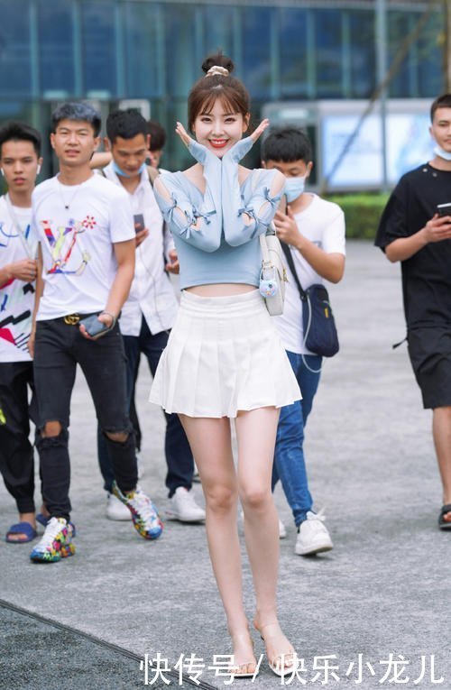 微胖美女性感迷人,黑色上衣搭配紧身皮裤,大气十足