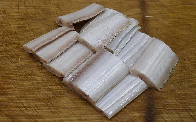  正确|炸带鱼到底要不要拍粉，大厨教你正确做法，酥香金黄，一点也不烂