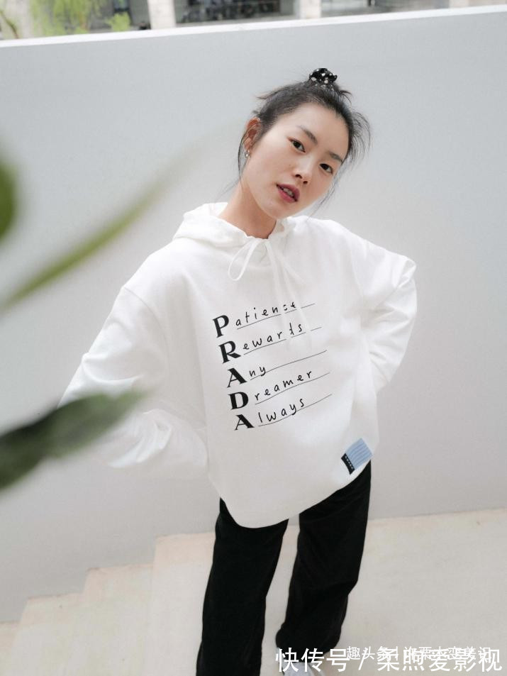 黄皮 建议皮肤黄的女性，少穿黑白灰，多穿这3个“颜色”，显白显气色