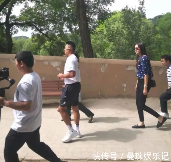 谢杏芳|林丹一家六口出游,夫妻俩表情淡漠,儿子已长到爸爸腰部