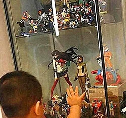 橱窗|熊孩子弹指间摧毁妹子手办,家长用一百元打发妹子,妹子:法庭见