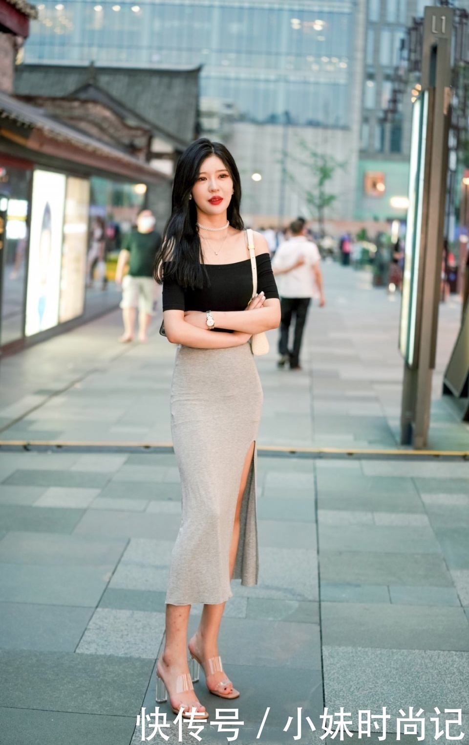 街拍|街拍：一字肩衬衫搭配包臀裙，轻松突显出完美的身材
