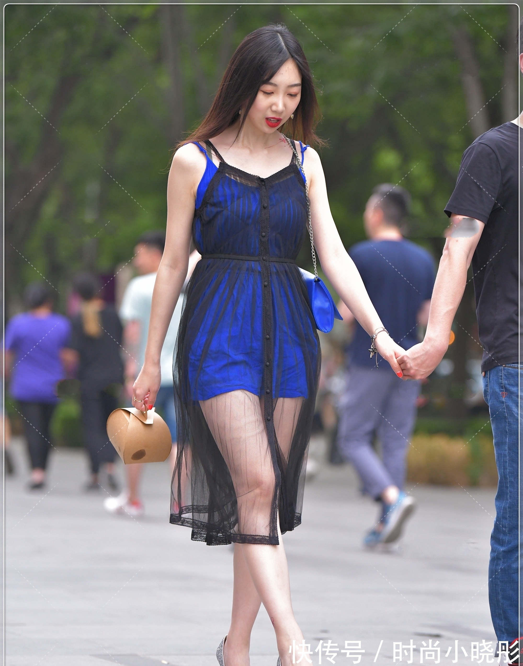 穿搭 宝石蓝连衣裙外搭黑色网纱,配色新颖,魅力十足