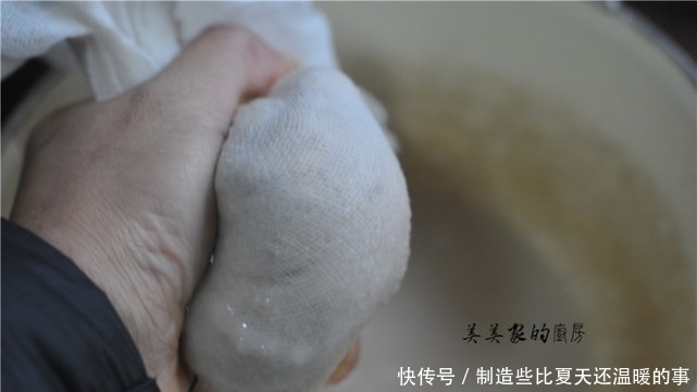 年菜少不了炸丸子,大厨教你一招,3块钱能炸1大盆,那叫一个酥香