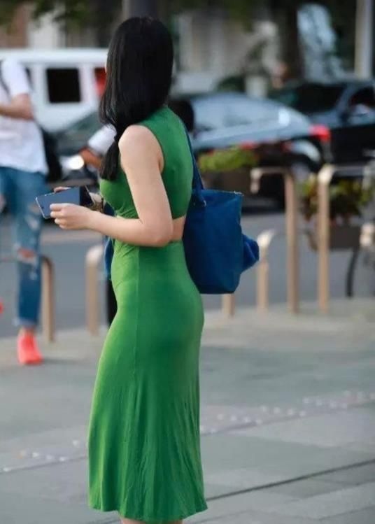 街拍新的流行“绿油油”的连衣裙,硬生生把少女穿成“阿姨”