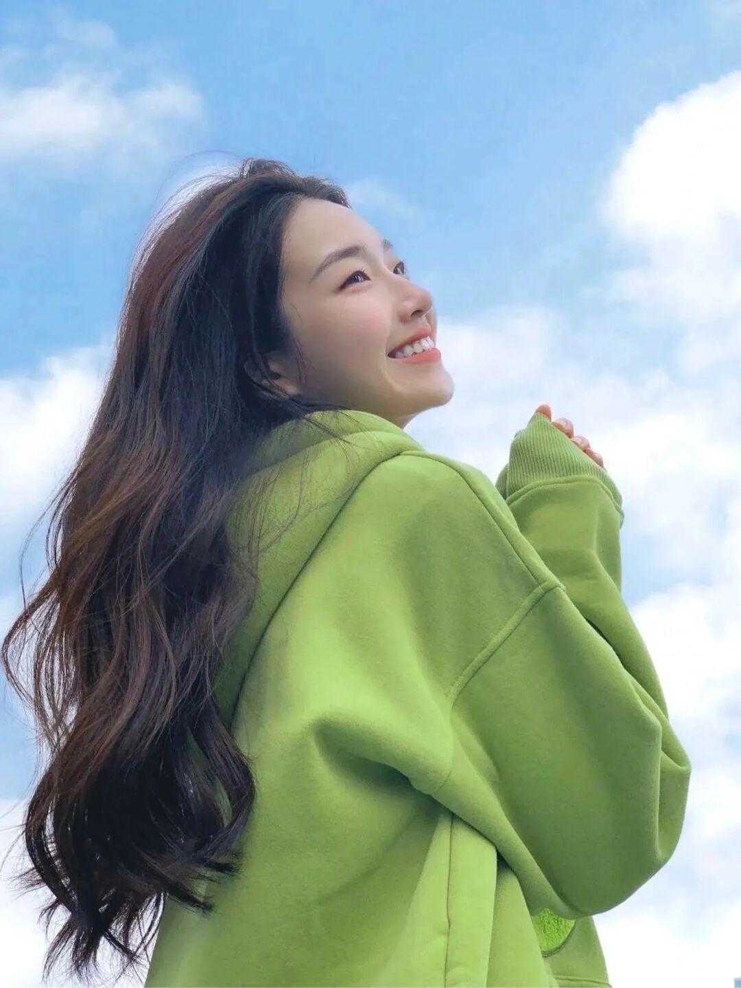 二分裤|休闲舒适的卫衣这样搭,时尚感加满,气场扑面而来