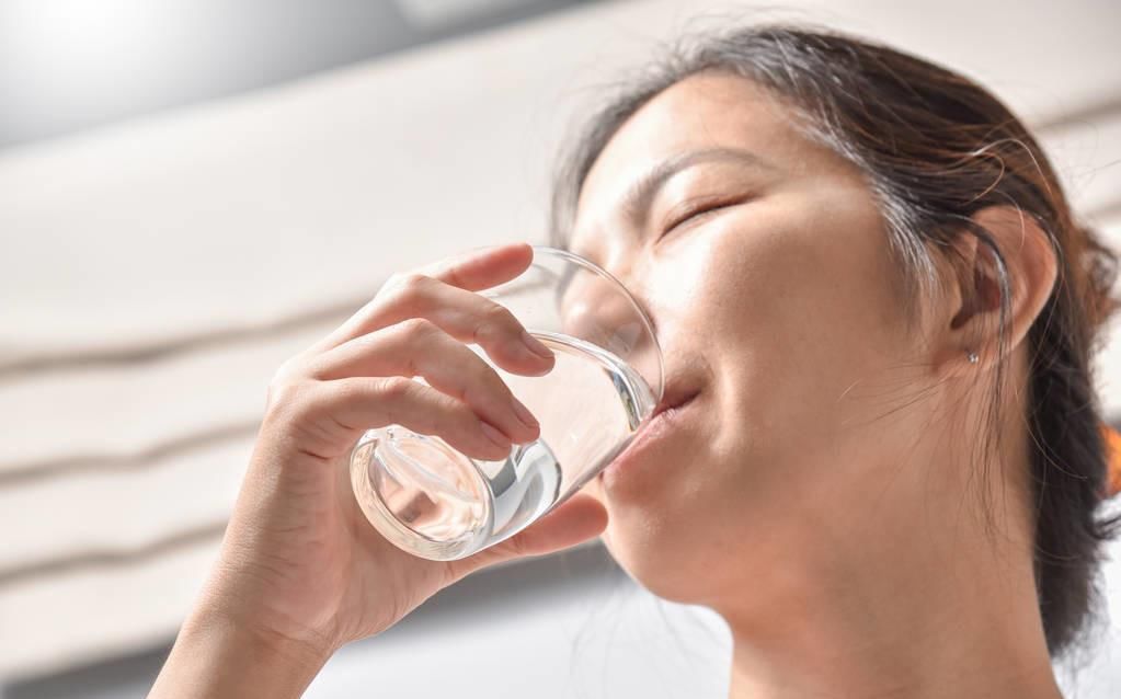 血管病|血液在一天中这2个时间段最黏稠,这时喝水,更能预防血管病