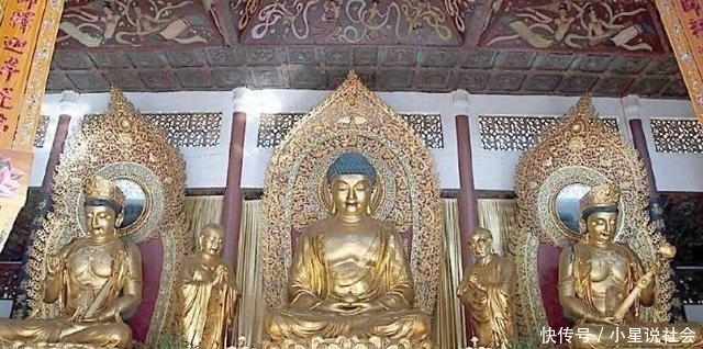 相片里面|游客用相机对寺庙佛像拍照后,看到相片里的影子,立刻就跪在佛像