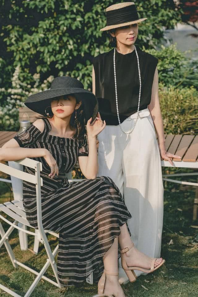 奔四的女人尽量少穿牛仔裙,看看三木这样穿多美,优雅大气上档次