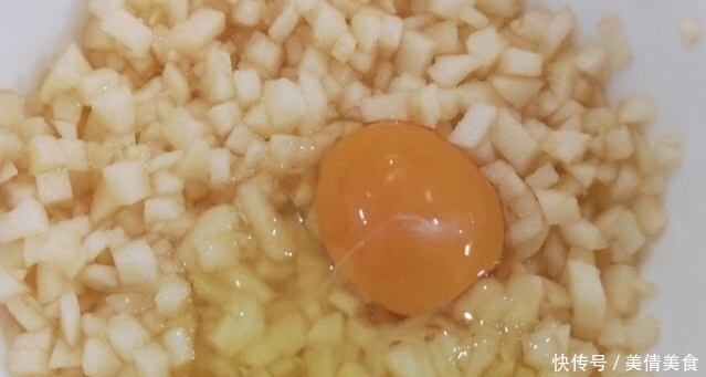 酥脆|苹果新吃法,打入1个鸡蛋,筷子搅一搅,香甜酥脆,孩子直呼好吃