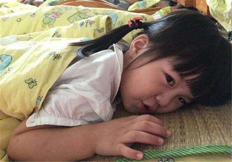 女孩在幼儿园午睡的样子真好笑，给不爱睡午觉的娃做了个正确示范