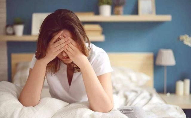 媳妇|70岁老人生病被媳妇送到女儿家，含泪说“20年前月子仇还记恨”