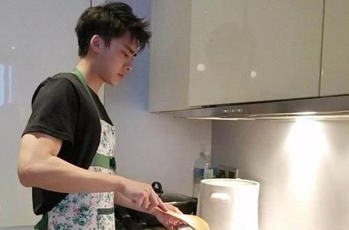 小静|儿子发高烧要挂水,宝爸急忙赶往医院,看到宝妈的手后忍不住泪目