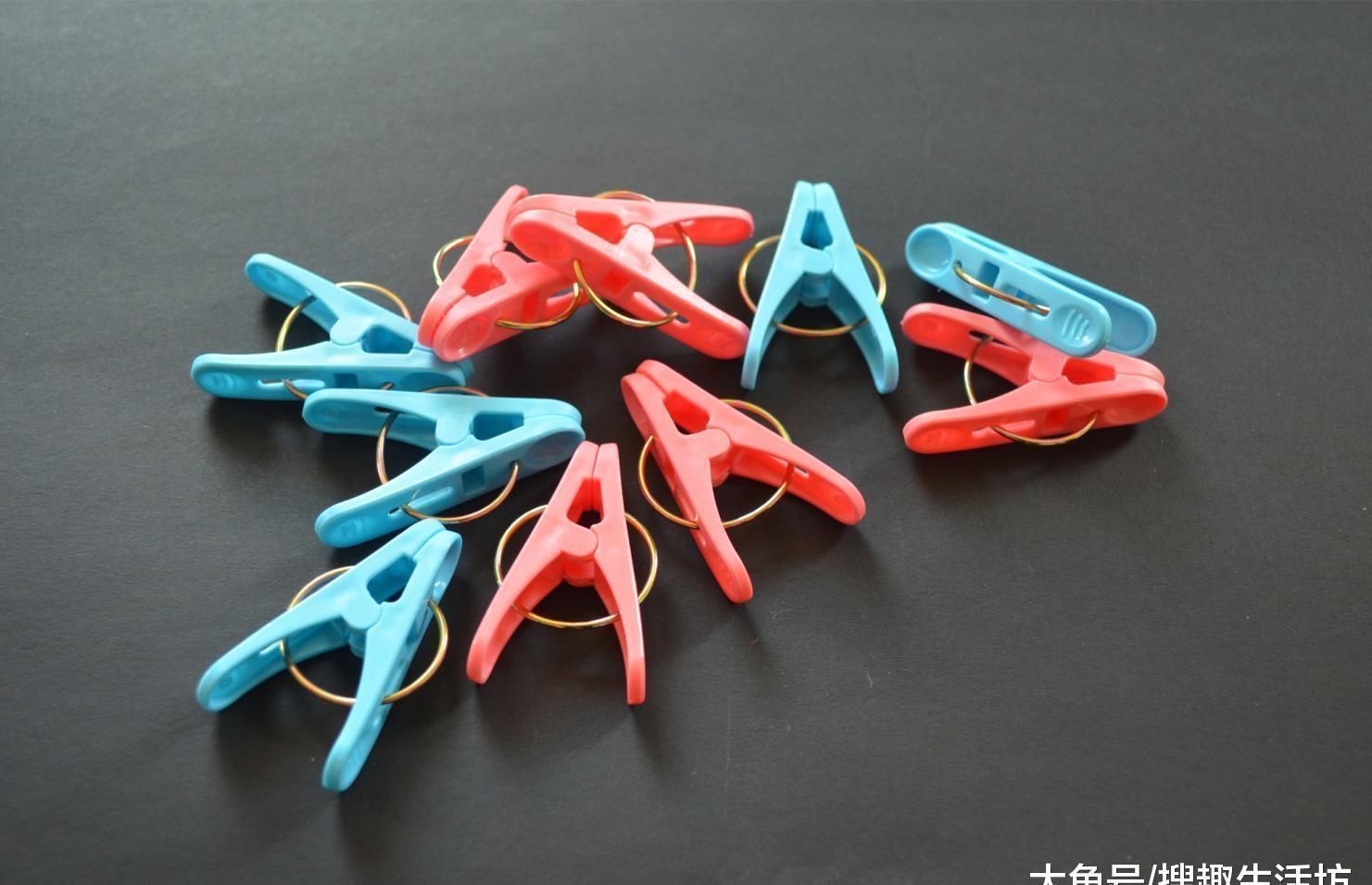 卫生间|塑料夹子粘在筷子上, 放在卫生间有大用处, 解决了家家户户的烦恼