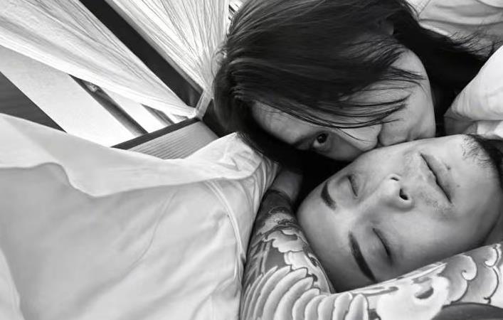 他倆親上了終究是黃曉明錯付了……