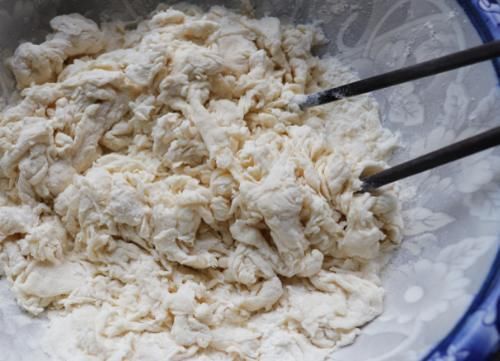 想吃烧饼不要出去买了，老师傅教你在家做，外焦里软吃不够